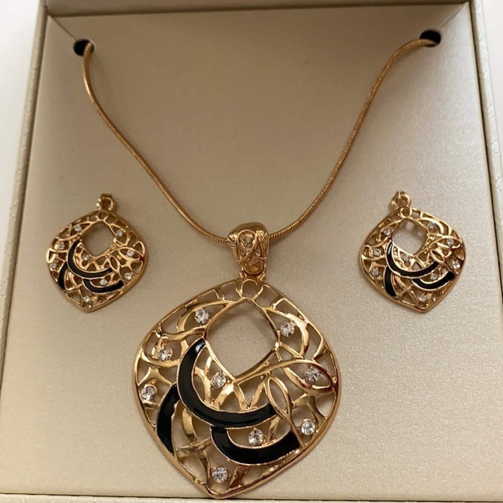 👉 Kim Rodgers Necklace and Earring Set ⭐️⭐️⭐️⭐️⭐️